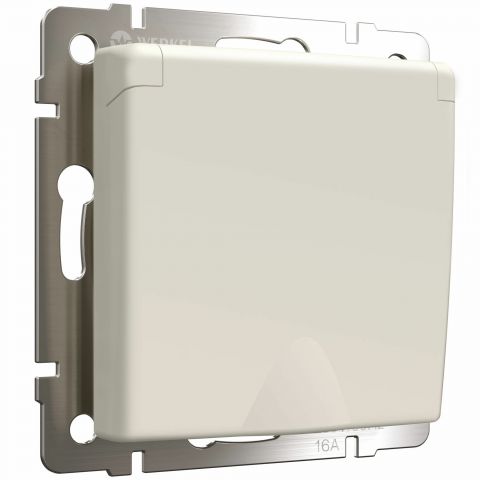 Розетка с заземлением и шторками c крышкой IP44